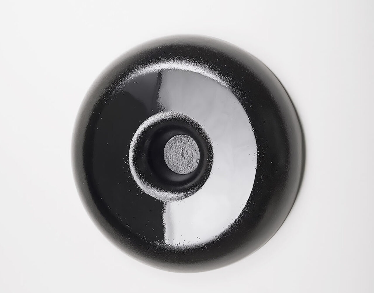miroir noir décoratif et fonctionnel en aluminium peint mat et brillant, suspendu au mur. Edition Mobilab galerie, Design et fabrication Bertille Laguet (suisse et france)