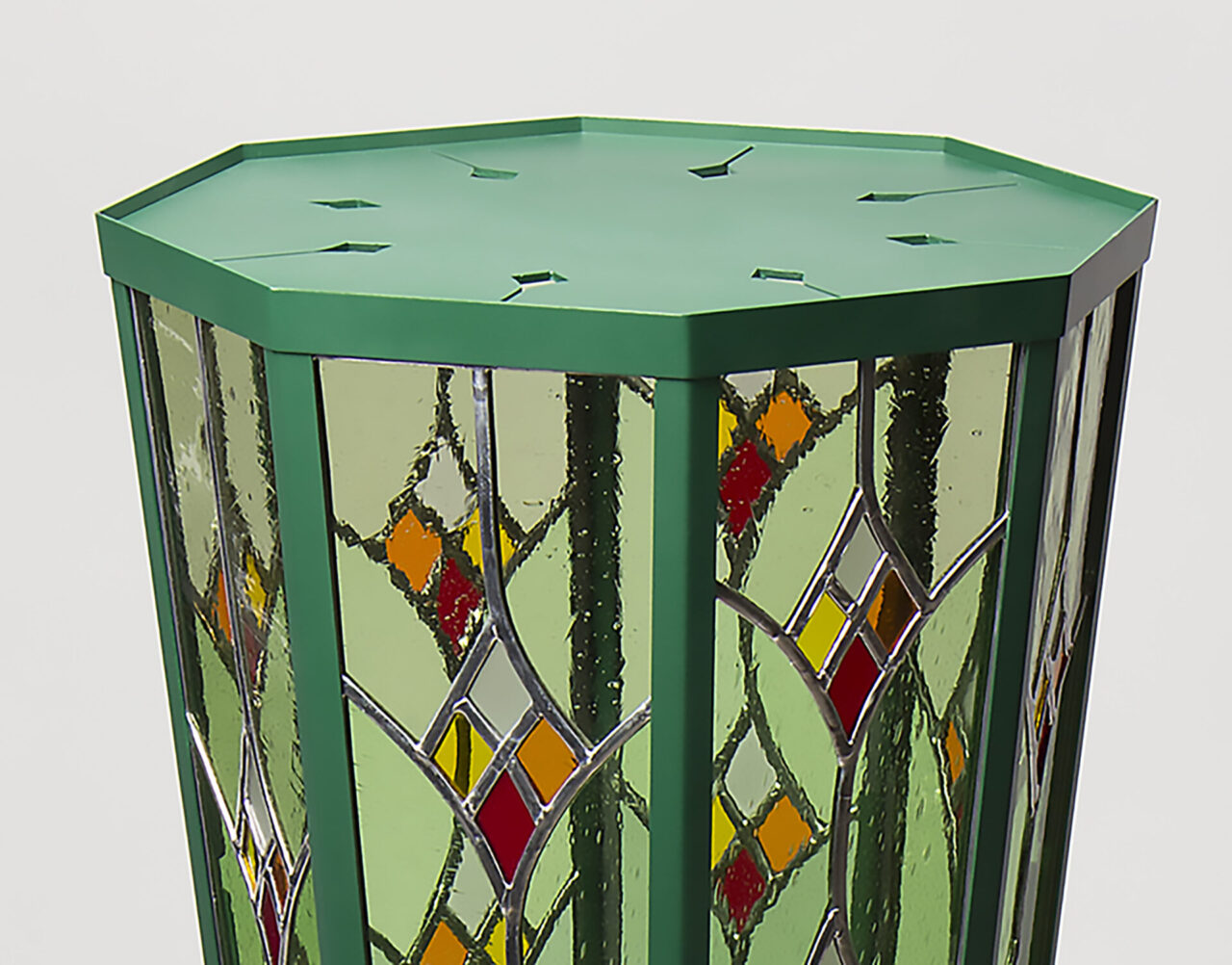 Lampe au sol, vitrail bois et métal. Couleur verte. Design Bertille Laguet et Mathieur Rohrer. Fabrication suisse par Ursi Faeh.