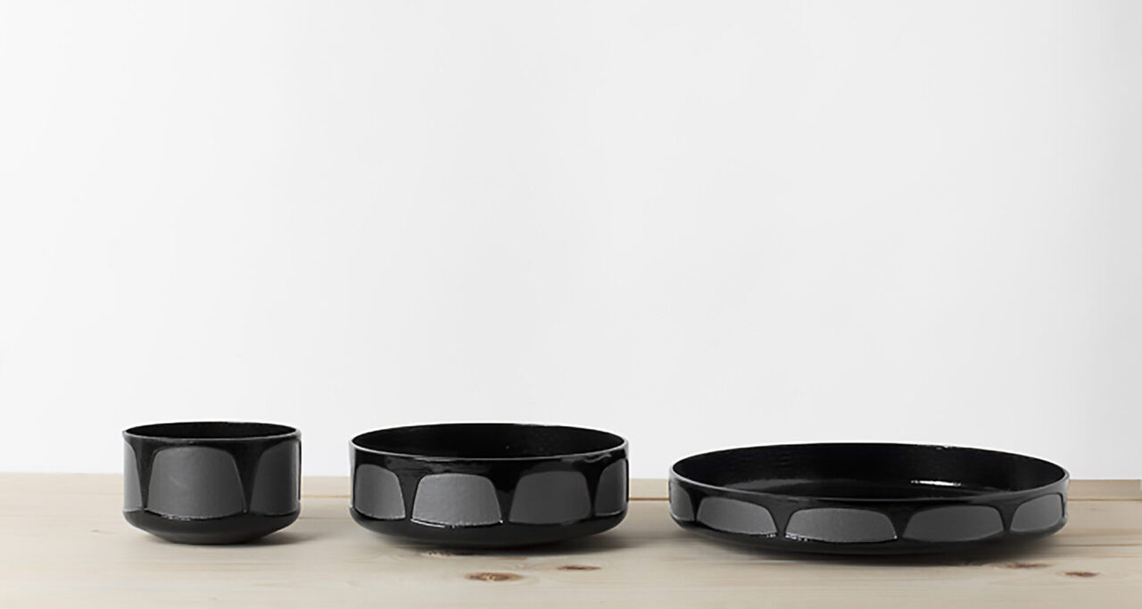 Cécile : collection de 3 bols en fonte émaillée noire avec motifs.
