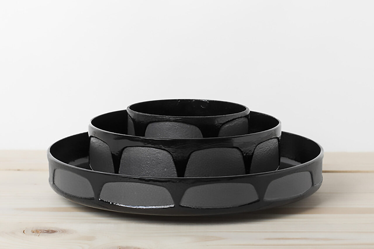 Cécile : collection de 3 bols en fonte émaillée noire avec motifs. Design Suisse par Bertille Laguet, fabrication française.