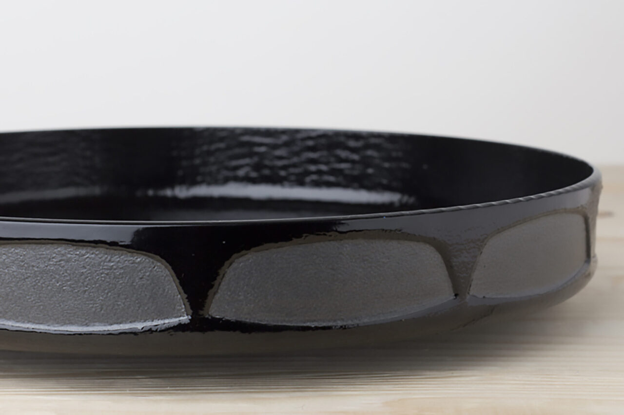 Cécile : détail grand bol en fonte émaillée noire avec motifs. Design Suisse par Bertille Laguet, fabrication française.