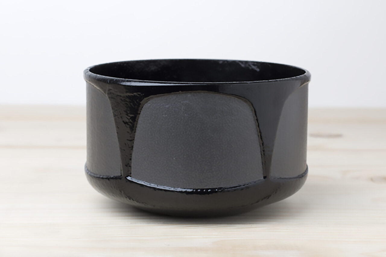 Cécile : détail petit bol en fonte émaillée noire avec motifs. Design Suisse par Bertille Laguet, fabrication française.
