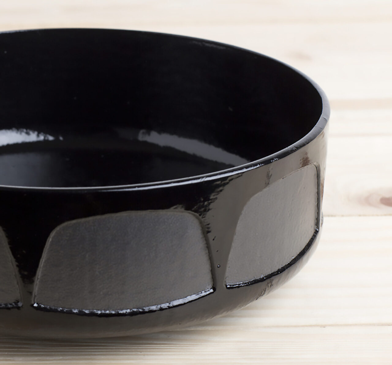 Cécile : détail moyen bol en fonte émaillée noire avec motifs. Design Suisse par Bertille Laguet, fabrication française.