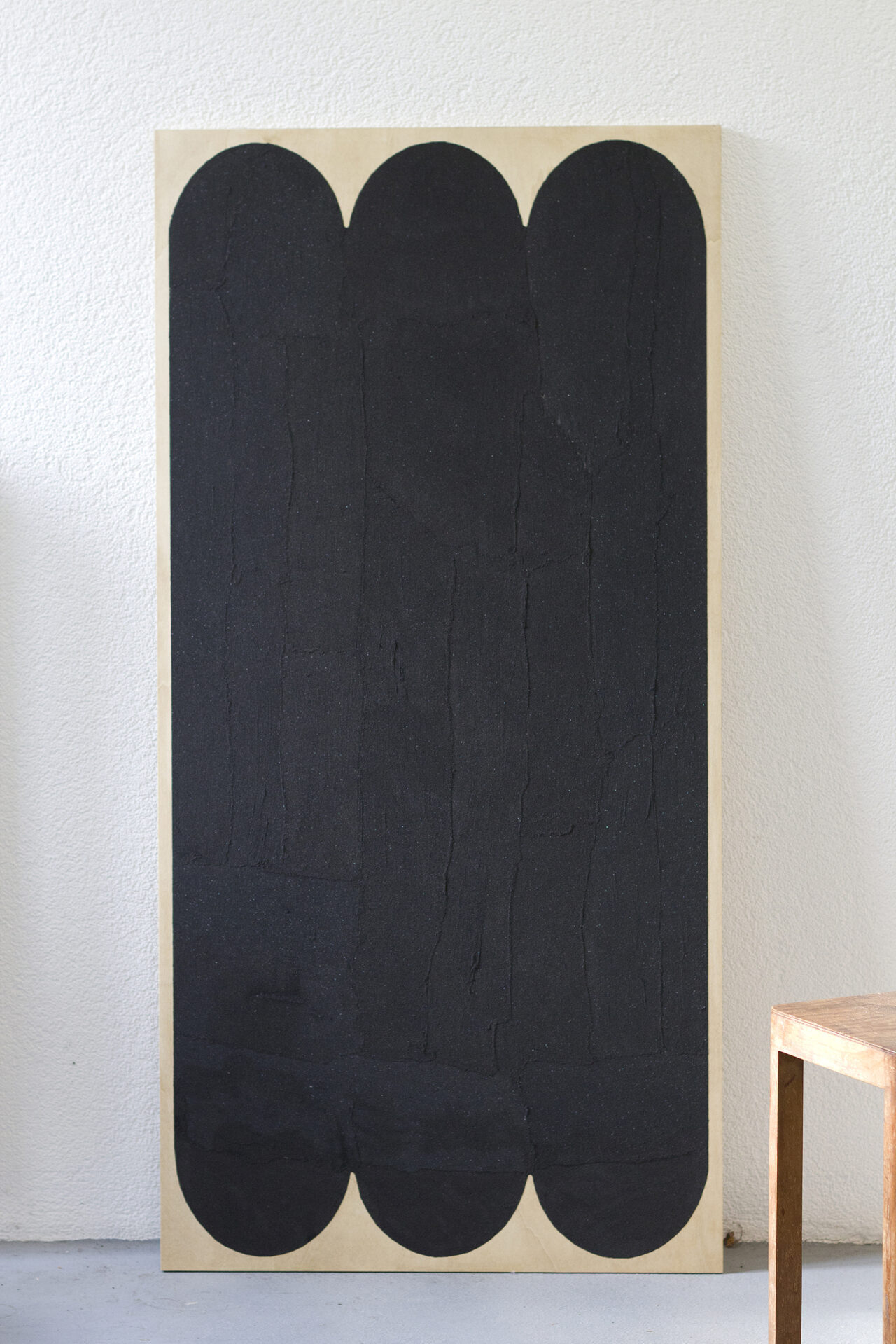 Tableau de grand format sur support bois peinture acrylique et sable noir formant une grande forme inspirée du banc Cassus de Bertille Laguet.