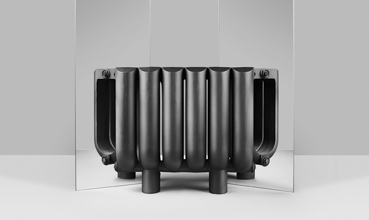 B&M : radiateur en fonte anthracite avec de larges modules arrondis. Le radiateur est sur pieds. Design Suisse Bertille Laguet. Fabrication française.