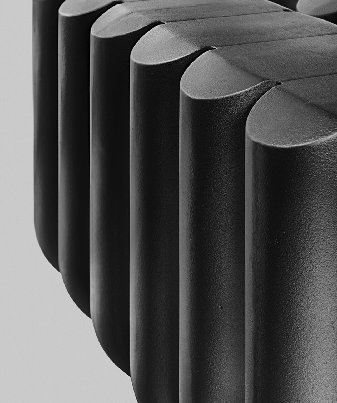 B&M : détail du radiateur en fonte anthracite avec de larges modules arrondis. On voit le dessus assez large pour s'assoir dessus. Design Suisse Bertille Laguet. Fabrication française.