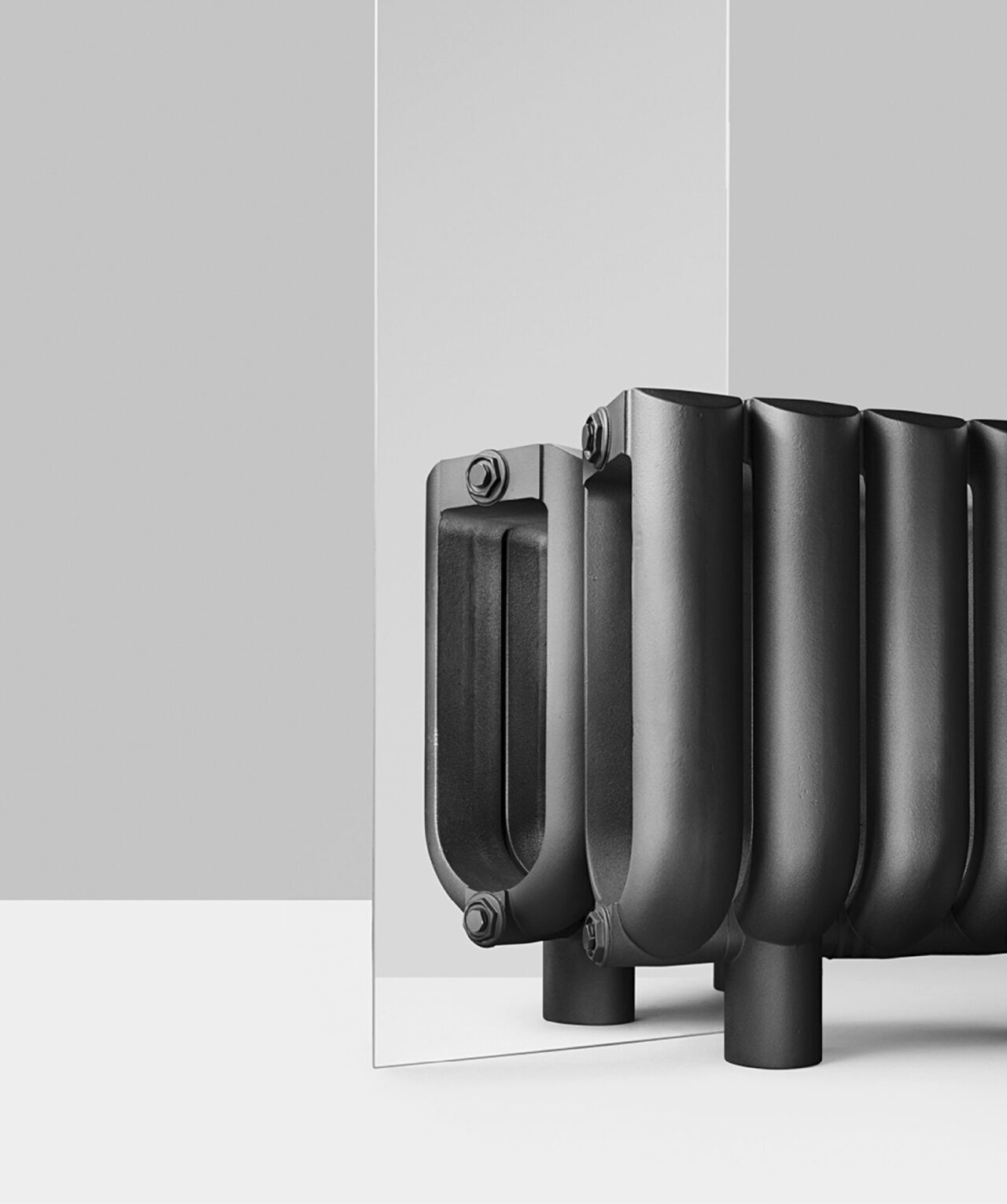 B&M : radiateur en fonte anthracite avec de larges modules arrondis. Le radiateur est sur pieds. Design Suisse Bertille Laguet. Fabrication française.