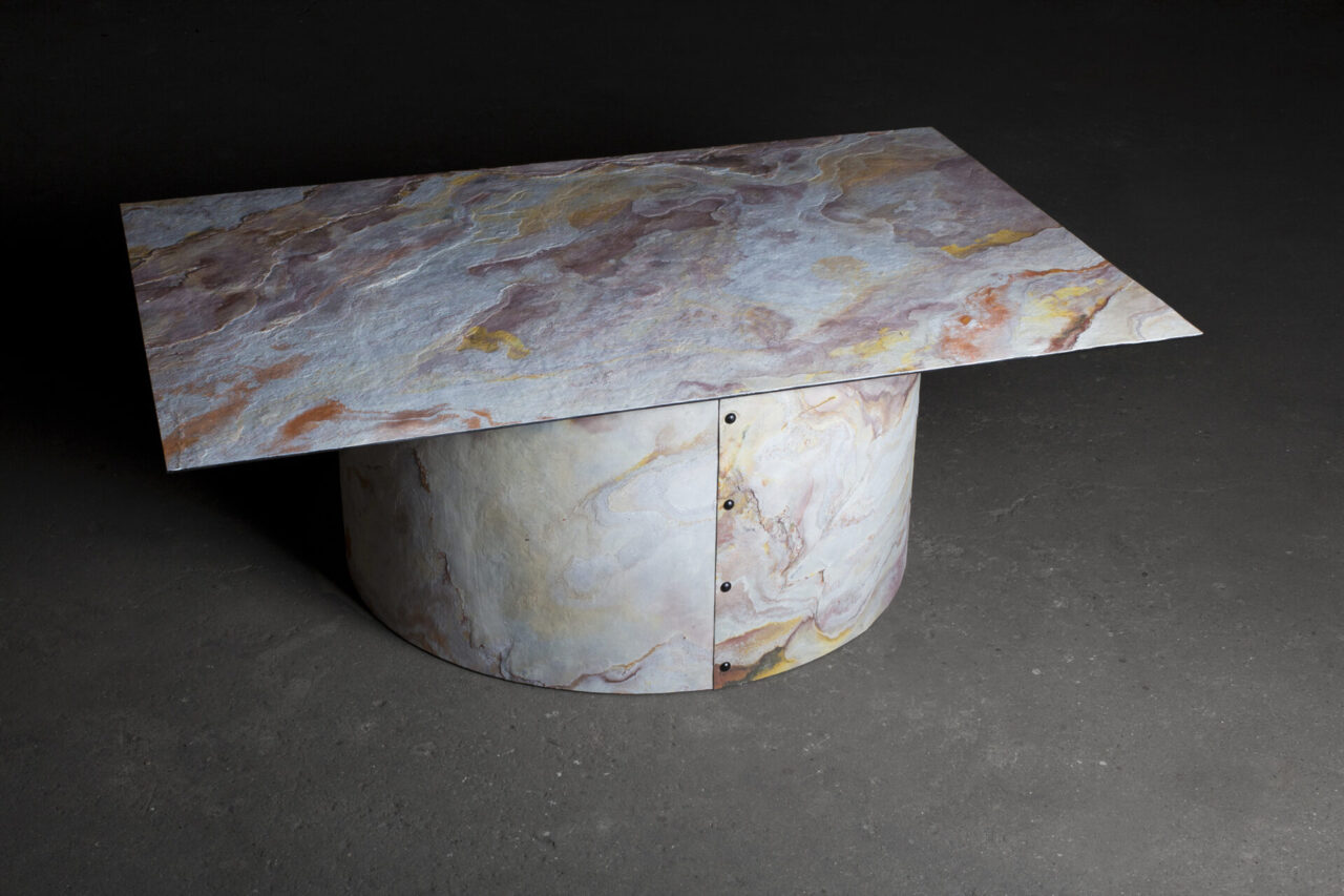 Juratuf01 : large table basse en feuille de pierre naturelle et métal. Design et fabrication suisse par Bertille Laguet
