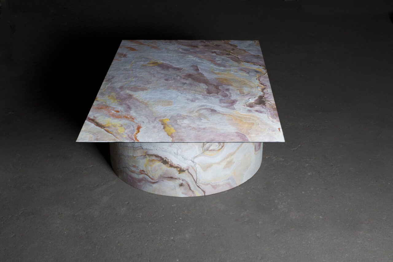 Juratuf01 : large table basse en feuille de pierre naturelle et métal. Design et fabrication suisse par Bertille Laguet.