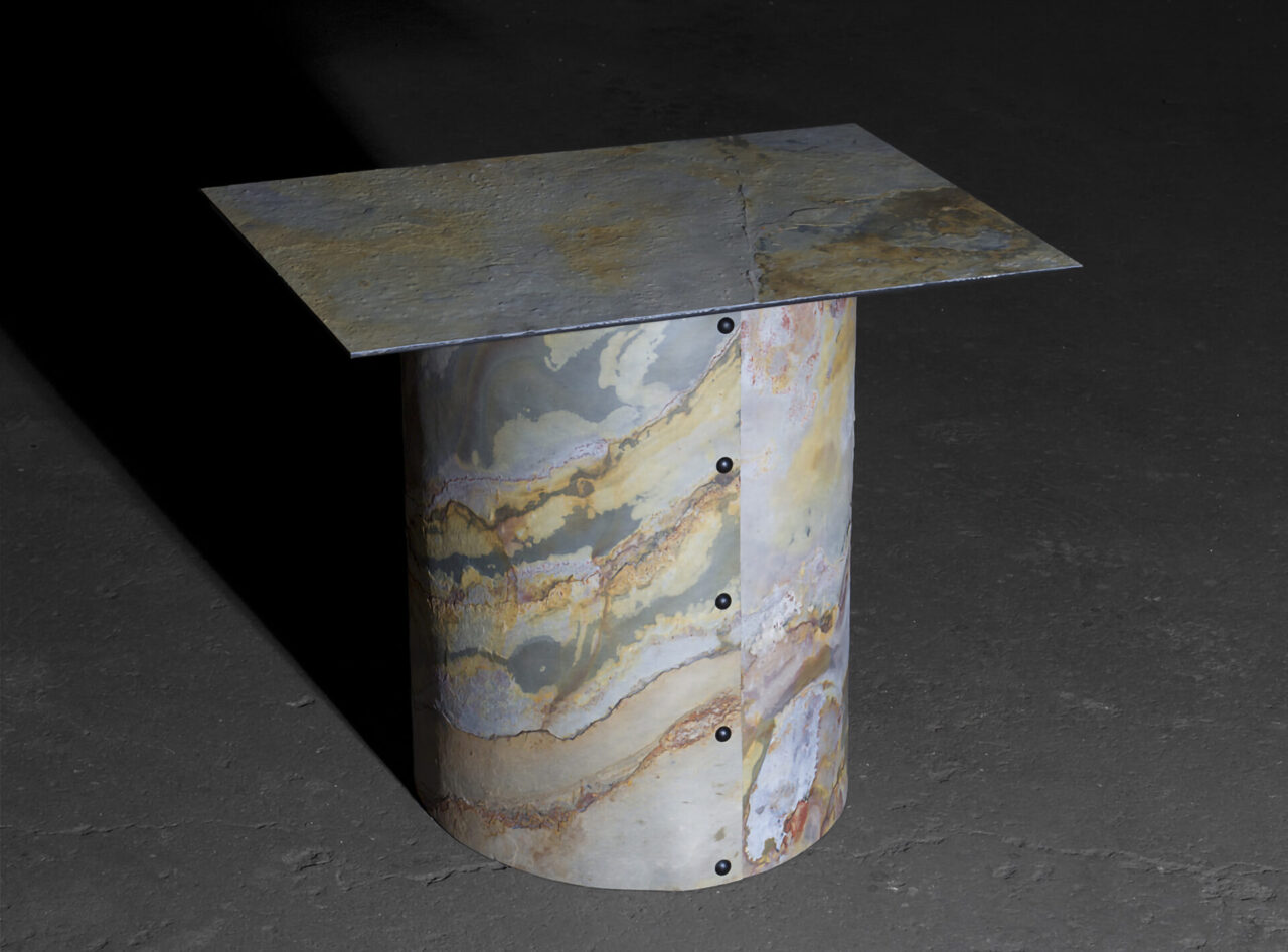 Juratuf02 : table basse en feuille de pierre naturelle et métal. Design et fabrication suisse par Bertille Laguet.