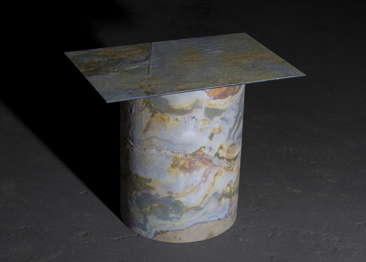 Juratuf02 : table basse en feuille de pierre naturelle et métal. Design et fabrication suisse par Bertille Laguet.