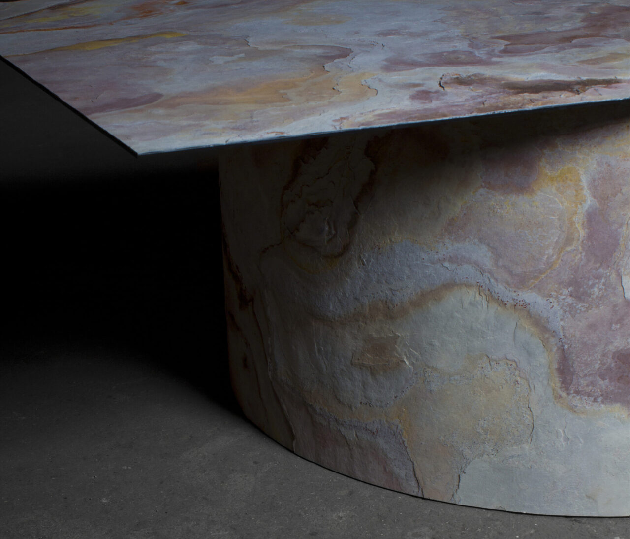 Juratuf01 : détail table basse en feuille de pierre naturelle et métal. Design et fabrication suisse par Bertille Laguet.