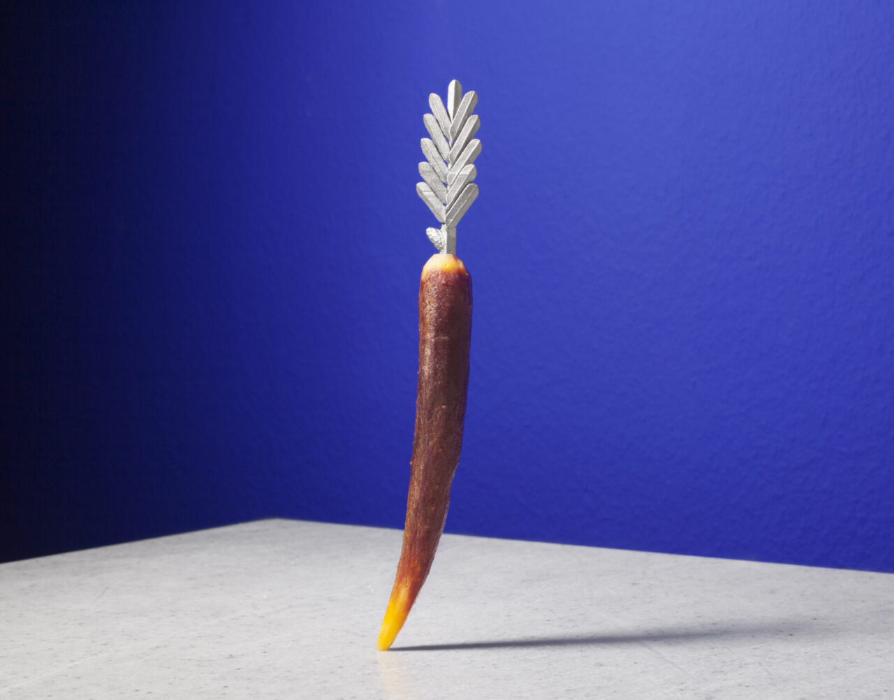 Carotte style Sapin : broche en forme de branche de sapin plantée dans une carotte caramélisée. Design Bertille Laguet.