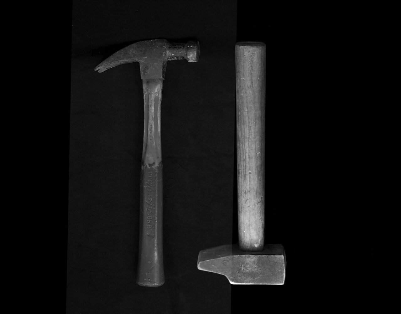 The weight of individual strikes tells of a greater forge : photo du marteau de Sherwin Rio et du marteau de Bertille Laguet.
