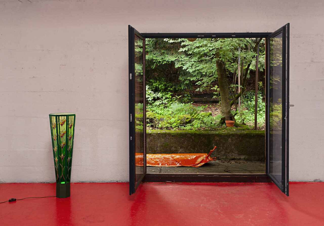 Limace géante orange dans une forêt, vue de l'exposition 